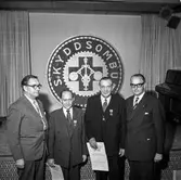 Pappersbruket Papyrus i Mölndal, 13/11 1957. Föreningen för arbetarskydds guldmedalj utdelas till Nils Nilsson och Carl Nygren.