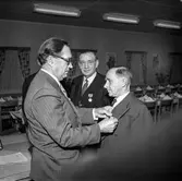 Pappersbruket Papyrus i Mölndal, 13/11 1957. Föreningen för arbetarskydds guldmedalj utdelas till Nils Nilsson och Carl Nygren.