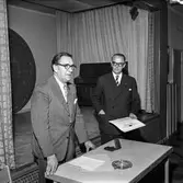Pappersbruket Papyrus i Mölndal, 13/11 1957. Föreningen för arbetarskydds guldmedalj utdelas till Nils Nilsson och Carl Nygren.