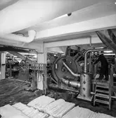 Man i arbete vid upptagningsmaskin på pappersbruket Papyrus i Mölndal, 18/12 1957.