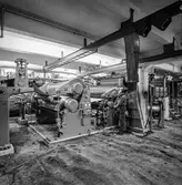 Man i arbete vid upptagningsmaskin på pappersbruket Papyrus i Mölndal, 18/12 1957.