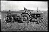 Jordbruk med traktor med såmaskin