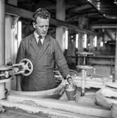 Man i arbete vid maskin på pappersbruket Papyrus i Mölndal, 15/11 1958.