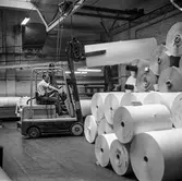 Rulltransport med piktrucken på pappersbruket Papyrus i Mölndal, 1/10 1959.