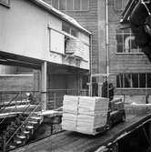 Sliperiet, utlastningsbrygga för slipmassa. Utlastning av slipmassa på pappersbruket Papyrus i Mölndal, 5/12 1959.