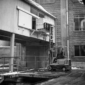 Sliperiet, utlastningsbrygga för slipmassa. Utlastning av slipmassa på pappersbruket Papyrus i Mölndal, 5/12 1959.