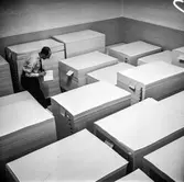 Man i arbete vid kartongfärdigställningen på pappersbruket Papyrus i Mölndal, 1/2 1960. Fotografi för årsberättelsen 1959.