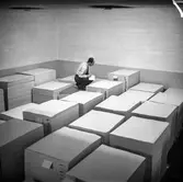 Man i arbete vid kartongfärdigställningen på pappersbruket Papyrus i Mölndal, 1/2 1960. Fotografi för årsberättelsen 1959.