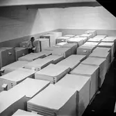 Man i arbete vid kartongfärdigställningen på pappersbruket Papyrus i Mölndal, 1/2 1960. Fotografi för årsberättelsen 1959.