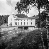 Ätrafors kraftstation, 25/7 1960. Exteriör och dammbyggnad.