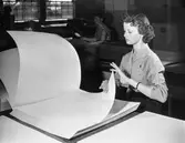 Kvinna i arbete i sortersalen på pappersbruket Papyrus i Mölndal, 28/10 1960.