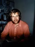 Lärare Tomas Bergström i lärarrummet på Brattåsskolan cirka 1970.