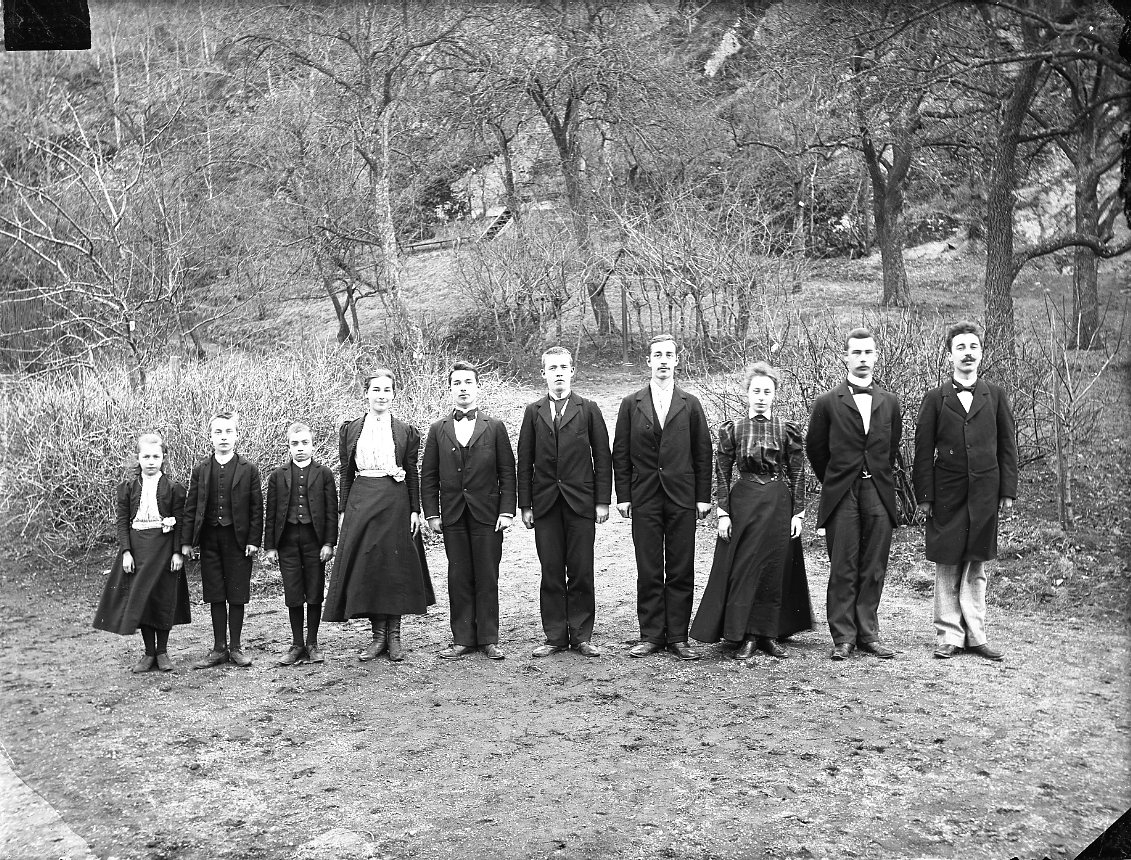 Calla Helena Sundbeck, Gruppbild med 10 personer uppställda på led från liten till stor, av bägge könen. En syskongrupp?