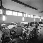 Man i arbete vid rullstol nr 10, kartong, på pappersbruket Papyrus i Mölndal, 30/8 1962.