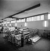 Man i arbete vid rullstol nr 10, kartong, på pappersbruket Papyrus i Mölndal, 30/8 1962.