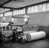 Man i arbete vid rullstol nr 10, kartong, på pappersbruket Papyrus i Mölndal, 30/8 1962.