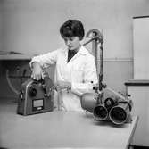 Kvinna i arbete vid böjstyvhetsmätare på pappersbruket Papyrus laboratorium i Mölndal, 19/9 1962.