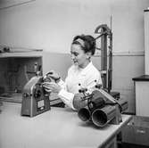 Kvinna i arbete vid böjstyvhetsmätare på pappersbruket Papyrus laboratorium i Mölndal, 30/8 1962.
