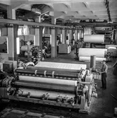 Man i arbete vid PM12 färdigställningsavdelning på pappersbruket Papyrus i Mölndal, 17/9 1963. PM 12 rullstol, glätt nr 3, klipp nr 12.