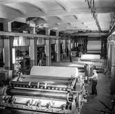 Man i arbete vid PM12 färdigställningsavdelning på pappersbruket Papyrus i Mölndal, 30/9 1963. PM12 rullstol, glätt nr 3, klipp nr 12.