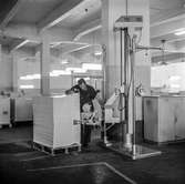 Man i arbete vid räknemaskin på pappersbruket Papyrus i Mölndal, 30/9 1963.