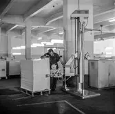 Man i arbete vid räknemaskin på pappersbruket Papyrus i Mölndal, 30/9 1963.