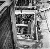 Män i arbete vid avloppskanal till PM5N på pappersbruket Papyrus i Mölndal, 14/4 1964.