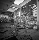 Rivning av byggnad nr 9, 10 och 11 på pappersbruket Papyrus i Mölndal, 10/6 1964.