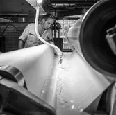 Man i arbete vid bestrykningsmaskin nr 1 på pappersbruket Papyrus i Mölndal, 8/9 1964.