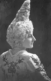 La Bella Ingeborg i peruk.
