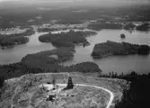 Flygfoto över Isaberg med utsikt över Algutstorpssjön i Hestra, Gnosjö kommun, Jönköpings län. 1263/1964