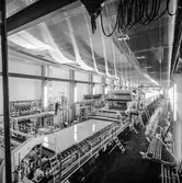 Interiörfotografi från pappersbruket Papyrus i Mölndal, 8/9 1965. Pappersmaskin.