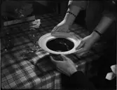 HÄNDER SERVERAR SOPPA VID DUKAT BORD MM