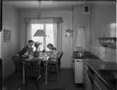 DUKAT BORD, SKAFFERI, DISKNING MED TIDTAGNING, KÖKSINTERIÖRER HOS FAM HOFF