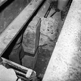 Byggnad 19 på pappersbruket Papyrus i Mölndal, 16/7 1966. Förstärkning av bjälklag genom megapålning.