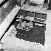 Byggnad 19 på pappersbruket Papyrus i Mölndal, 16/7 1966. Förstärkning av bjälklag genom megapålning.