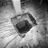 Byggnad 19 på pappersbruket Papyrus i Mölndal, 16/7 1966. Förstärkning av bjälklag genom megapålning.