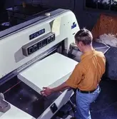 Man i arbete vid skärmaskin på pappersbruket Papyrus i Mölndal, 3/10 1966.