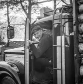 Timmerlass med lastbil, 22/10 1967. Fotografi för pappersbruket Papyrus årsberättelse 1967.