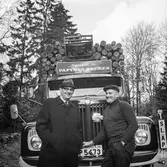 Timmerlass med lastbil, 22/10 1967. Fotografi för pappersbruket Papyrus årsberättelse 1967.