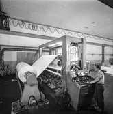 Man i arbete vid rullmaskin nr 5 på pappersbruket Papyrus i Mölndal, 5/9 1968.