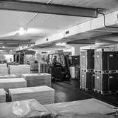 Man i arbete med truck i lagerbyggnad nr 110 på pappersbruket Papyrus i Mölndal, 5/9 1968.