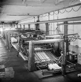 Man i arbete vid klipp nr 5 på pappersbruket Papyrus i Mölndal, 5/9 1968.