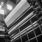 Man i arbete vid glätt nr 7 på pappersbruket Papyrus i Mölndal, 5/9 1968.