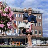 Kvinna med pojke i famnen fotograferade vid Stadshusplatsen i Mölndal, 17/9 1968.