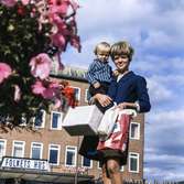 Kvinna med pojke i famnen fotograferade vid Stadshusplatsen i Mölndal, 17/9 1968.