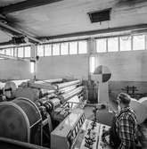 Man i arbete vid maskin på pappersbruket Papyrus i Mölndal, 4/10 1968.
