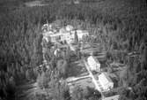 Kronobergs läns sanatorium, alt. Växjö sanatorium Lugnet, började byggas 1912 och stod klart 1914. Under 1930-talet utökades verksamheten vid sanatoriet men i och med botemedlet mot TBC började verksamheten avvecklas för att slutligen läggas ner 1962. 
På 1980-talet genomfördes stora renoveringar av byggnaden och på 1990-talet flyttade Växjö Waldorfskola in i det tidigare sanatoriet. 2003 genomfördes en ny ombyggnation när skolan flyttade ut och det gamla sanatoriet blev en lägenhetsbyggnad.