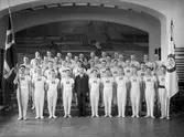 Karolinska läroverkets gymnastiksal, norrmännen och Örebro Arbetares Gymnastikförening med ledare Greta Adrian, 42 gymnaster.