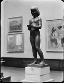 SKULPTUR: FLICKA LEKER MED VATTEN